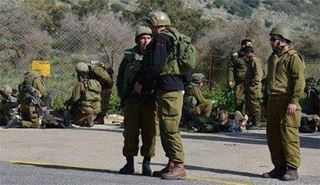 soldados israelies atienden a sus heridos